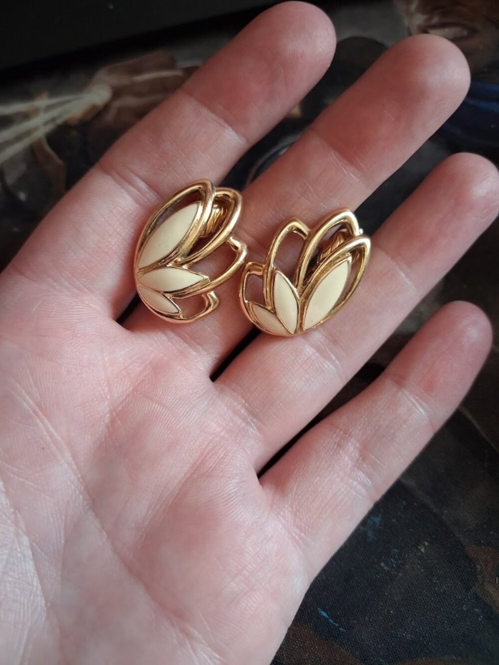 Vintage Trifari clip on earrings